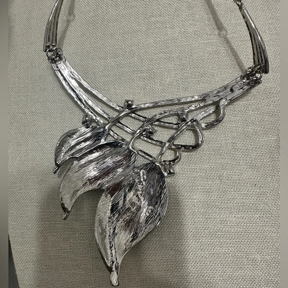 Statement necklace with brilliant blue and green enamel leaves - Picture 3 of 4